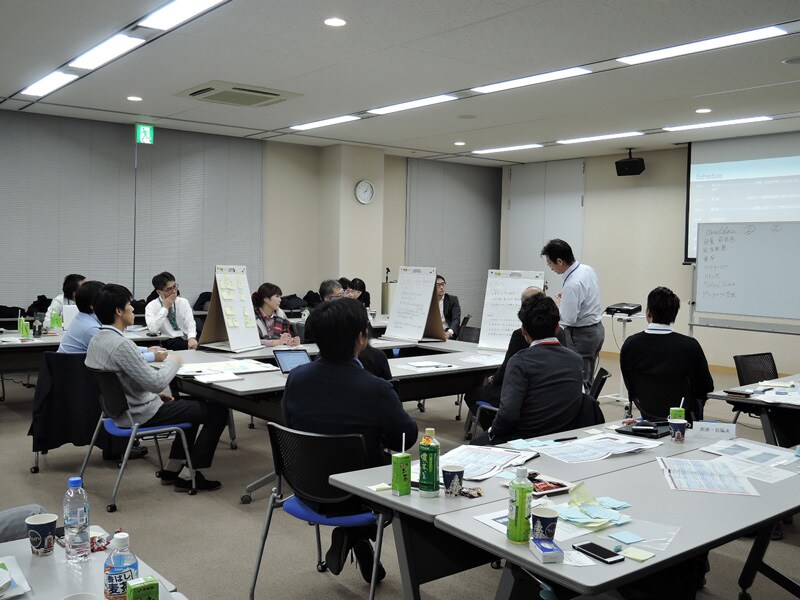 神戸市、推進機構、バイエル薬品の3者で締結した、「神戸医療産業都市におけるベンチャー企業の育成・支援等に関する連携協定」に基づく具体的な取り組みとして、「グローバル創薬開発ワークショップ　-Pharma Simulation in Kobe-」の様子