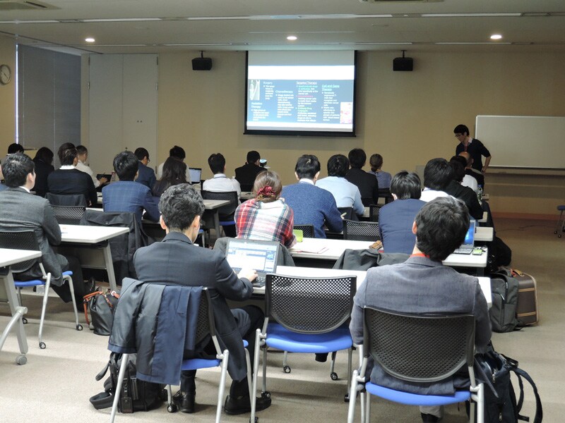 神戸市、推進機構、バイエル薬品の3者で締結した、「神戸医療産業都市におけるベンチャー企業の育成・支援等に関する連携協定」に基づく具体的な取り組みとして、「グローバル創薬開発ワークショップ　-Pharma Simulation in Kobe-」の様子２